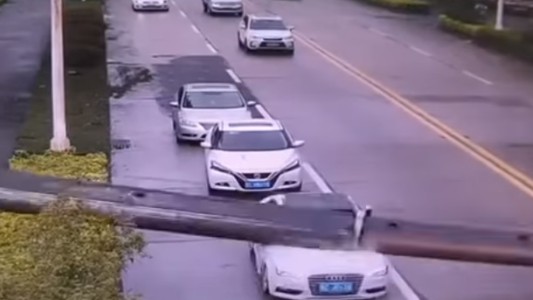 Video: le cayó el brazo de una grúa sobre el auto y salió ileso