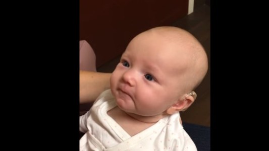 La tierna reacción de una bebé sorda al escuchar por primera vez a su madre decirle "te quiero"