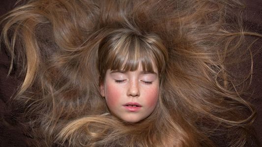 Video viral: el extraño caso de la nena que hace dibujos con sus pelos
