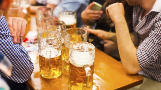 El alcohol mejora las habilidades para hablar otros idiomas