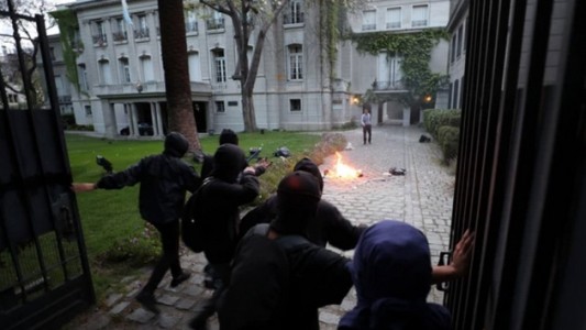 Atacaron con palos y piedras el consulado argentino en Chile