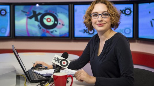 Moscú: un hombre entró a una radio y le clavó un cuchillo en la garganta a una periodista