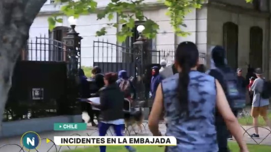 Atacan consulado argentino en Chile en protesta mapuche por Santiago Maldonado