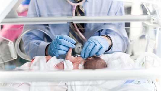 Beba estuvo a punto de morir luego de un parto bajo el agua en un jacuzzi