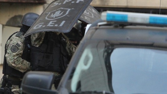 La foto de De Vido esposado: fue trasladado a la cárcel de Ezeiza