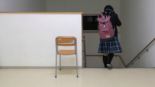 Alumna demanda a su escuela por obligarla a teñirse el pelo