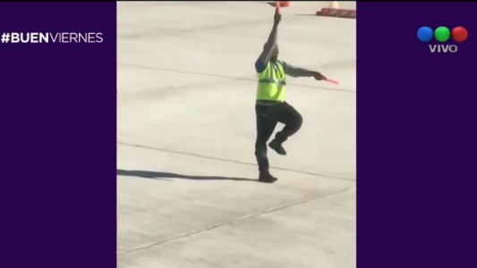 El baile viral del empleado de un aeropuerto