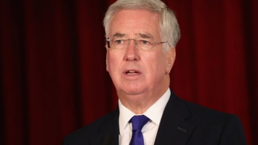 Renunció el ministro británico de Defensa, acusado de acoso sexual