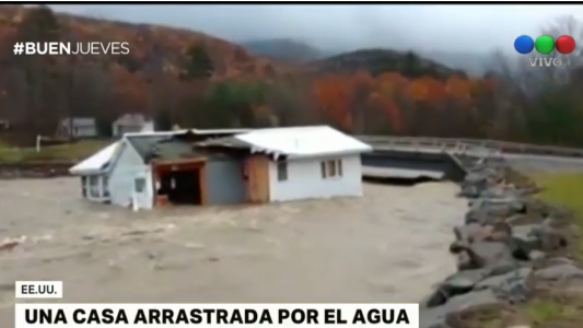 Por las inundaciones en Estados Unidos, una casa fue arrastrada por el agua