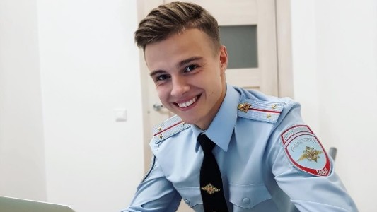 El policía ruso al que le piden arrestos y lo tientan para trabajar en TV