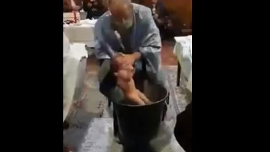 Video: indignación por un violento bautismo