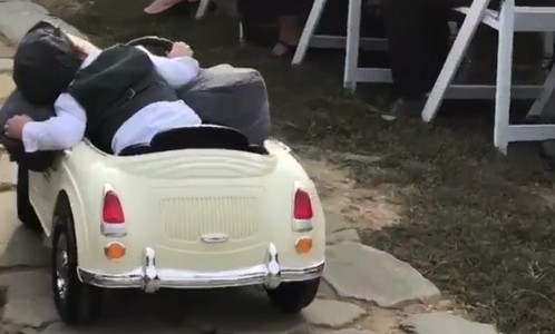 El tierno video de un nene que tenía que llevar los anillos y se quedó dormido camino al altar