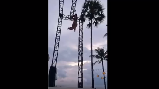 Terrible video: una joven acróbata se rompe el cuello en plena presentación