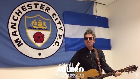 Los Oasis se juntaron para cantarle al Kun Agüero