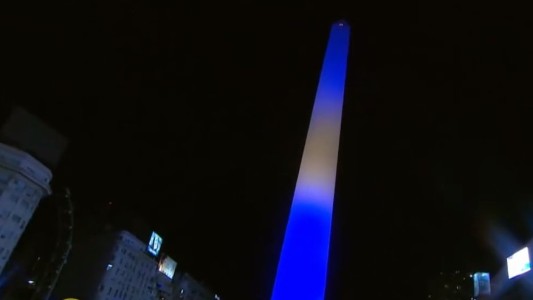 ¿Por qué el Obelisco se iluminó de azul y oro?