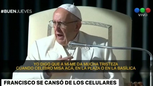 Al Papa le da "mucha tristeza" ver a todos con los celulares mientras él da la misa