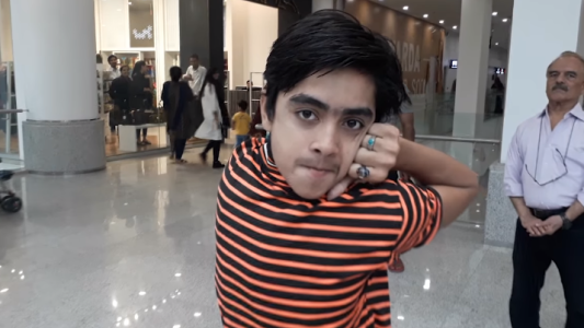 Impresionante video: este adolescente de 14 años puede girar su cabeza 180 grados