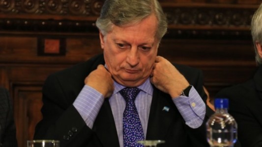 Denuncian a Aranguren por compra de gasoil a empresas off shore de las "fue directivo"