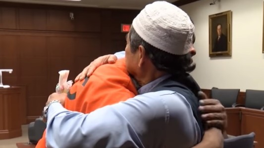 Video: abrazó al asesino de su hijo en el tribunal