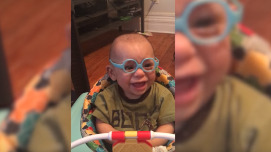 La emocionante reacción de un bebé que usa anteojos por primera vez