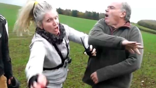 Video: un cazador golpeó a una activista defensora de animales