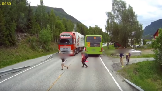 Video: un nene de 11 años se salva por segundos de ser atropellado por un camión
