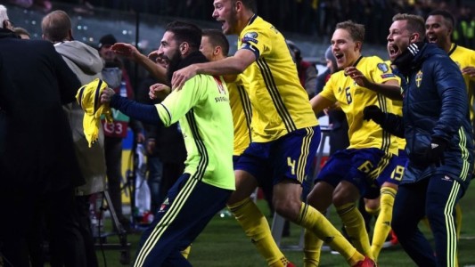 El descontrolado festejo de los suecos que terminó con el destrozo de un set de TV