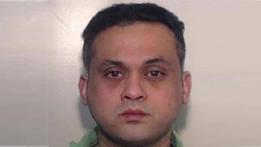 Una mujer entró a un local para pedir que le carguen el celular y el dueño la violó