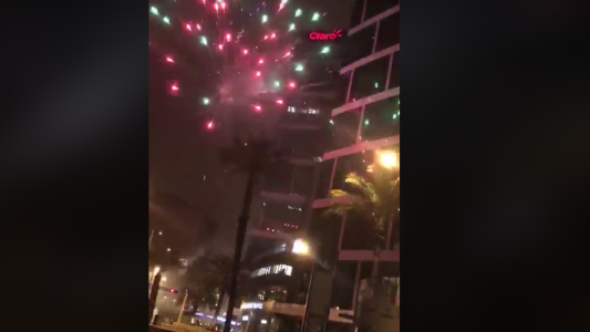 Hinchas de Perú tiraron fuegos artificiales frente al hotel de los jugadores de Nueva Zelanda