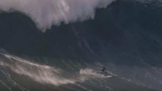 Video pura adrenalina: el surfista que sobrevive a una de las olas más grandes del mundo