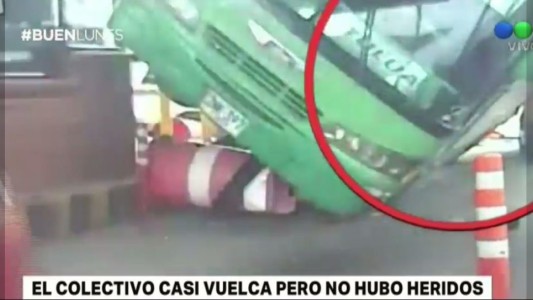 Casi vuelca un micro en el peaje de una autopista de Colombia