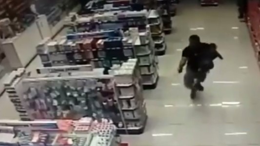 Video impactante: Policía de civil con su bebé en brazos mata a dos ladrones