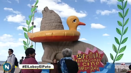 El lobo y el pato: intervención y polémica viral en Mar del Plata