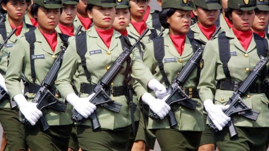 Test de virginidad en Indonesia a mujeres que quieren ingresar en el Ejército y la Policía