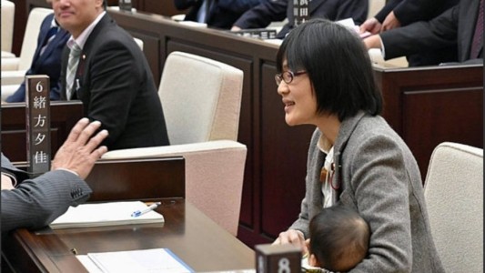 Japón: expulsan a un bebé durante una asamblea municipal
