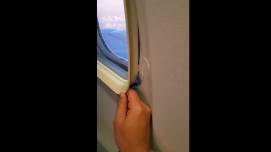Un pasajero abre la ventana de un avión en pleno vuelo y preocupa a todos