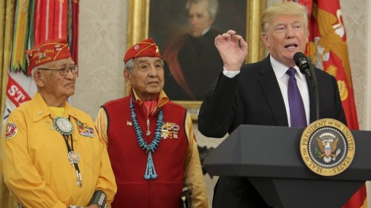 Trump llamó "Pocahontas" a una senadora opositora en una reunión con pueblos originarios