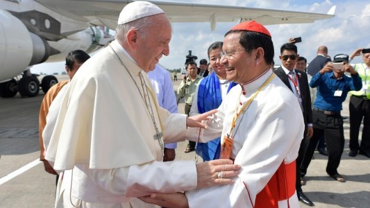 El Papa visita Myanmar, donde una "limpieza étnica" dejó cientos de muertos
