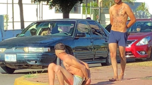 Dos presuntos ladrones fueron obligados a caminar semidesnudos y atados por la calle