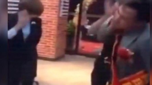 China: en una peluquería obligan a los empleados a autoagredirse cuando no cumplen los objetivos