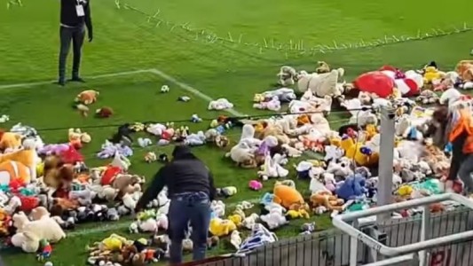 Suspendieron un partido de fútbol por una lluvia de ositos de peluche
