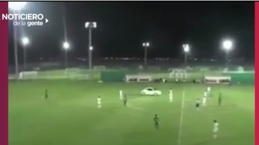 Video: un auto en medio de un partido
