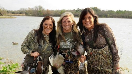 La cazadora que publica las fotos de los animales que mata y horroriza a las redes sociales