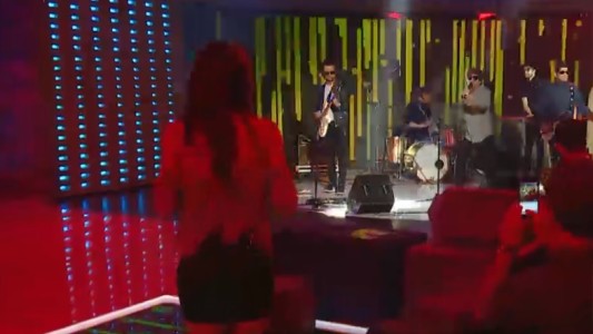 "Pasos al costado": minishow de Turf