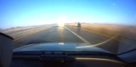 El ciclista kamikaze que circula a 90 kilómetros por hora en una autopista