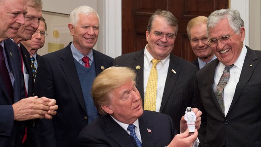 Donald Trump quiere volver a enviar astronautas a la Luna después de 45 años