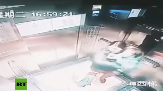 Impactante video: una niñera golpea brutalmente a un nene dentro de un ascensor