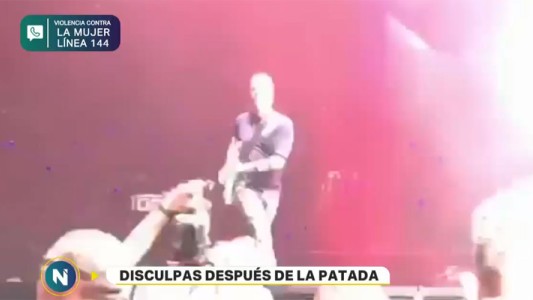 El cantante de Queens of Stone Age se disculpó por darle una patada en la cabeza a una fotógrafa