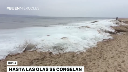 Frío en Rusia: hasta las olas se congelan