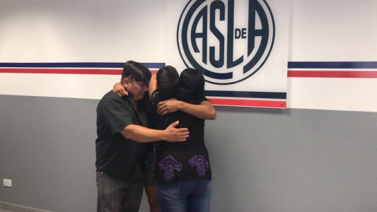 A los 13 años superó una leucemia y ahora firmó su primer contrato como futbolista profesional